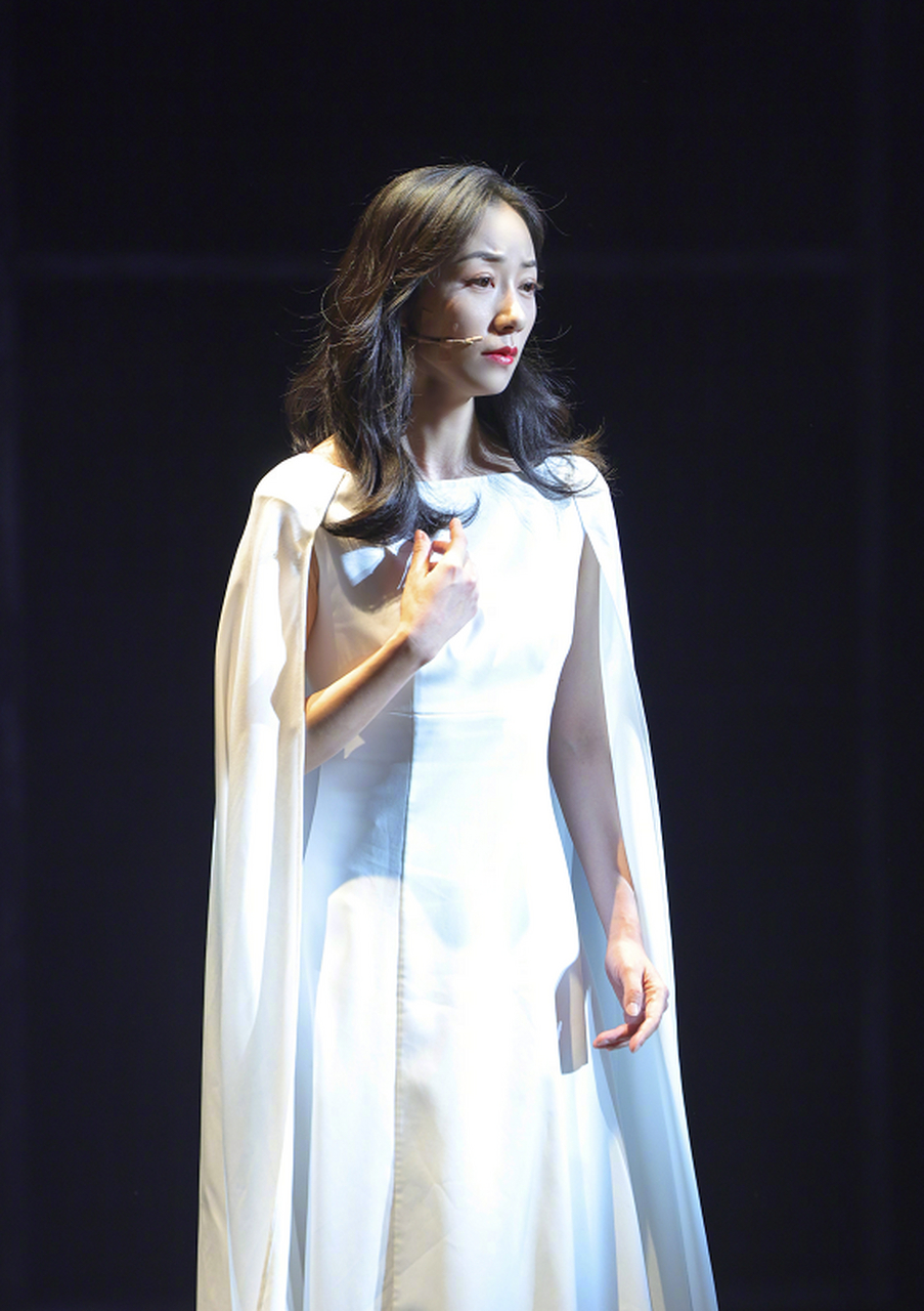 韩雪的话剧舞台照,白衣红唇的造型,还是很有感觉的.