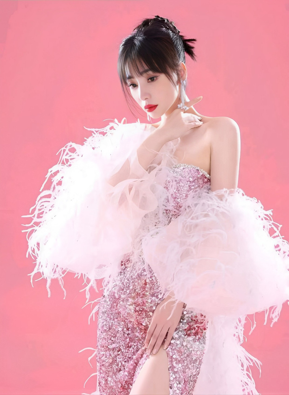 柳岩华表奖红毯山的外观,一个粉红色的抹胸羽毛礼服 有魅力,气质好.