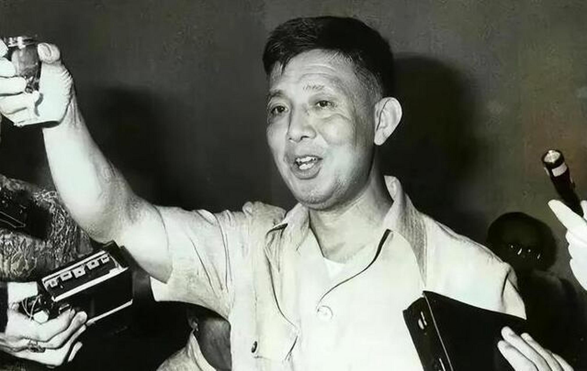 1977年,台湾叛逃飞行员范园焱的身影,在这张照片中,范园焱的表情显得