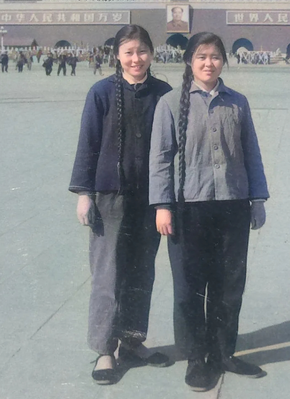 历史老照片: 上世纪七十年代,两位女知青在天安门前的留影.