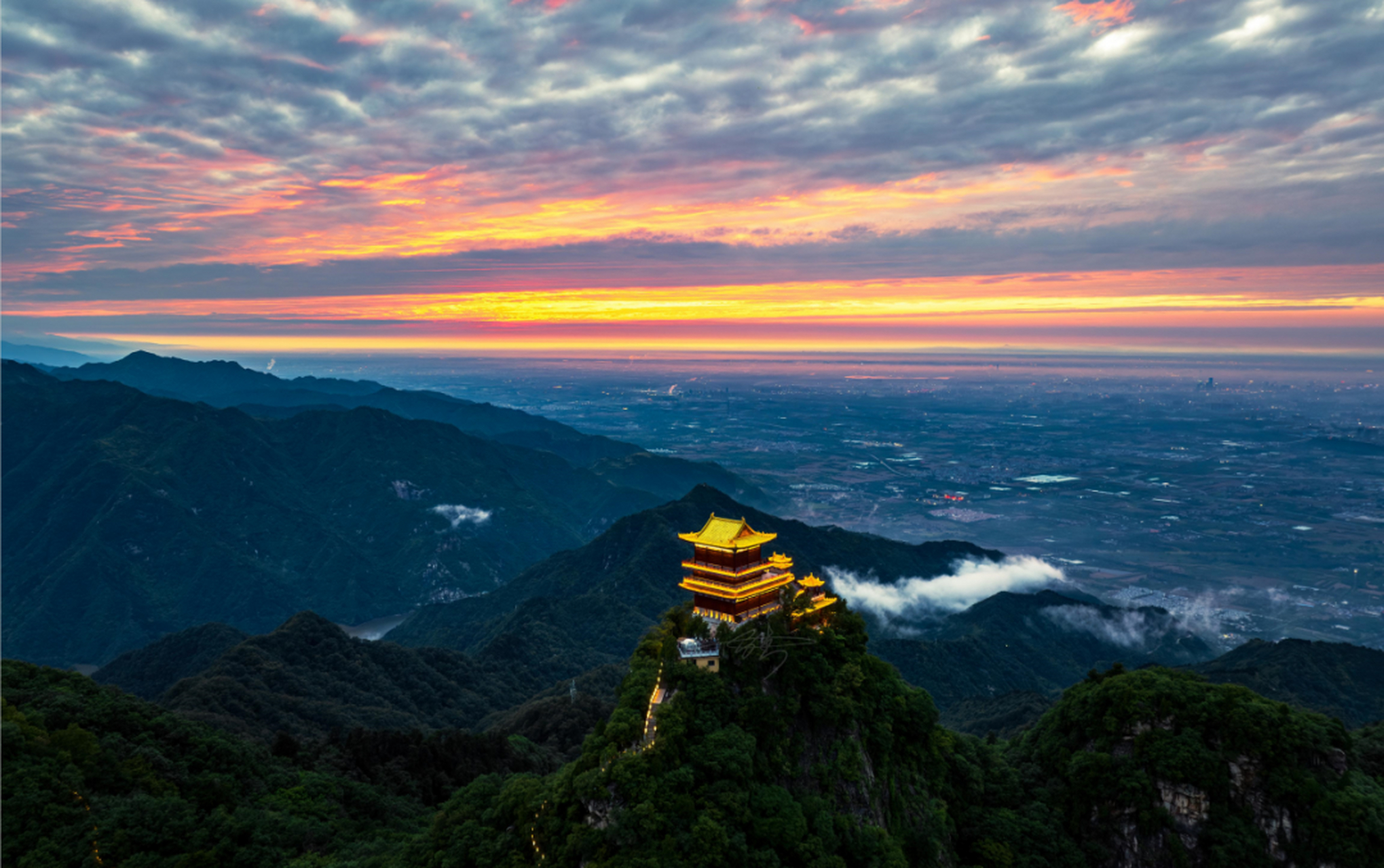 终南山·南五台自古是皇家避暑胜地,藏在苍翠山林间的殿宇楼阁是修养