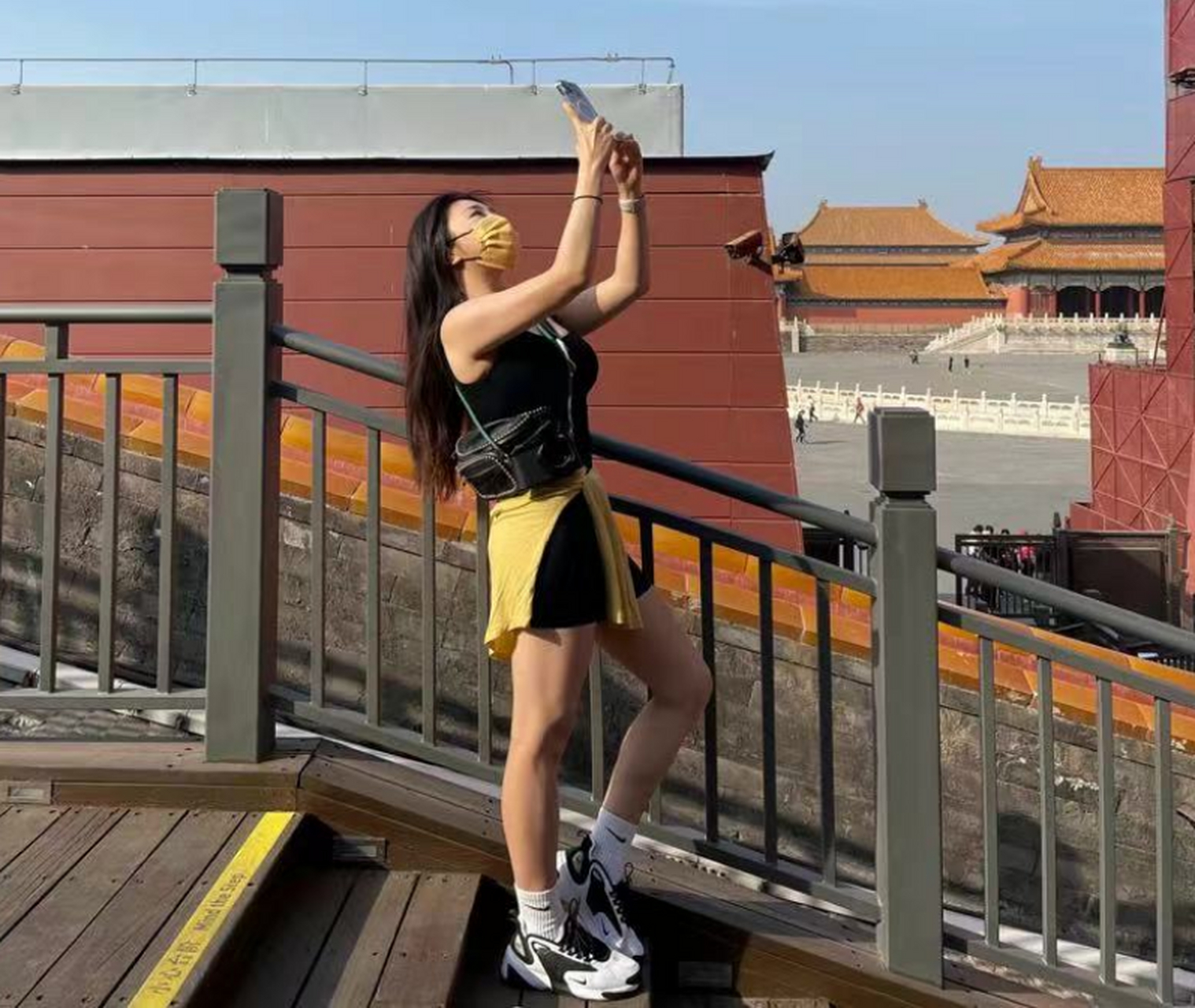 "申公豹"海一天带妻子逛故宫,小12岁妻子身材健美.