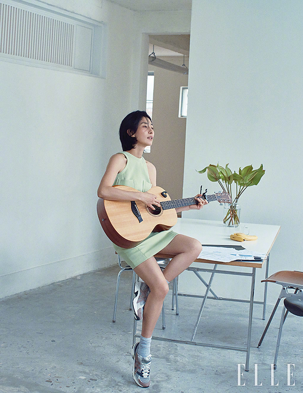 金瑞亨最新画报,利落短发,妆容清透,服饰简约,率性演绎居家风,一举一