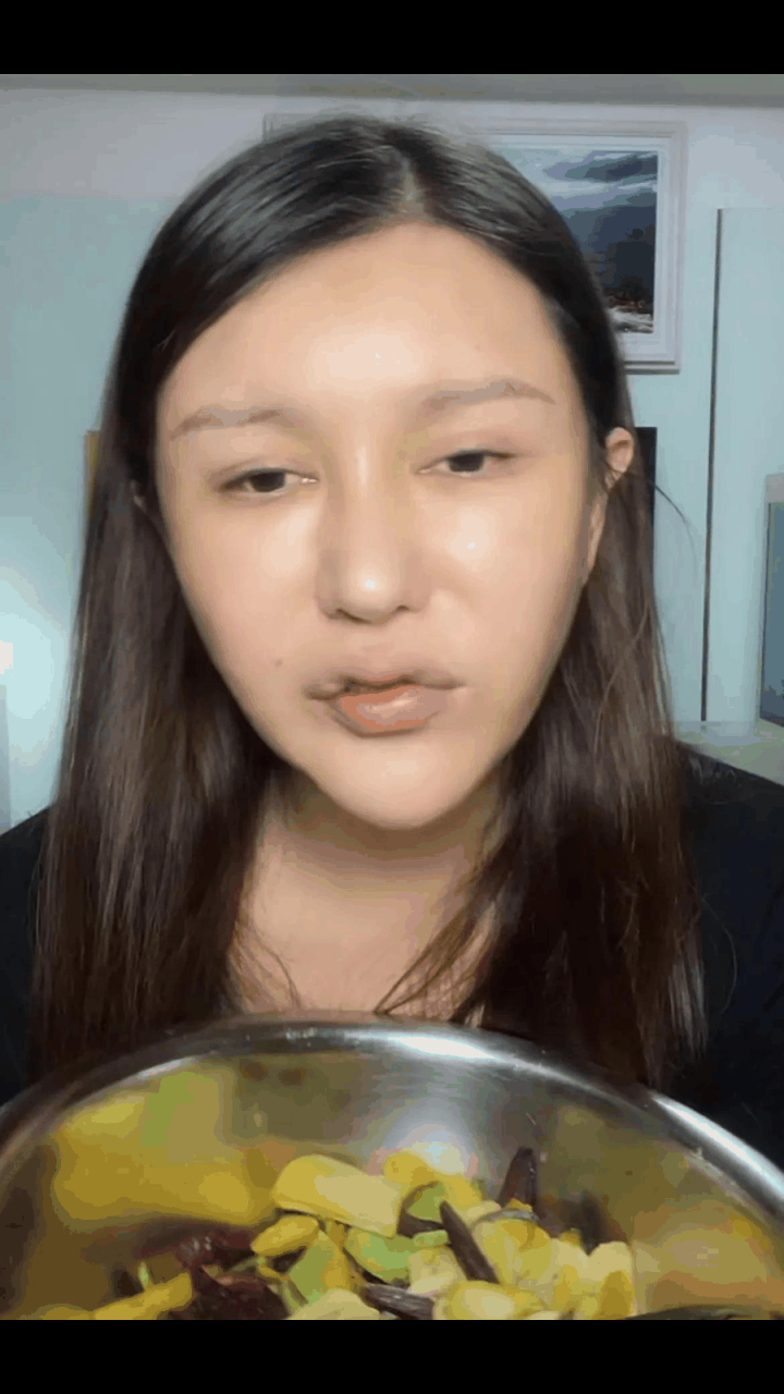 11月27日,变性人王美娜直播卖货,端着一盆脱水蔬菜边吃边说:88元减肥