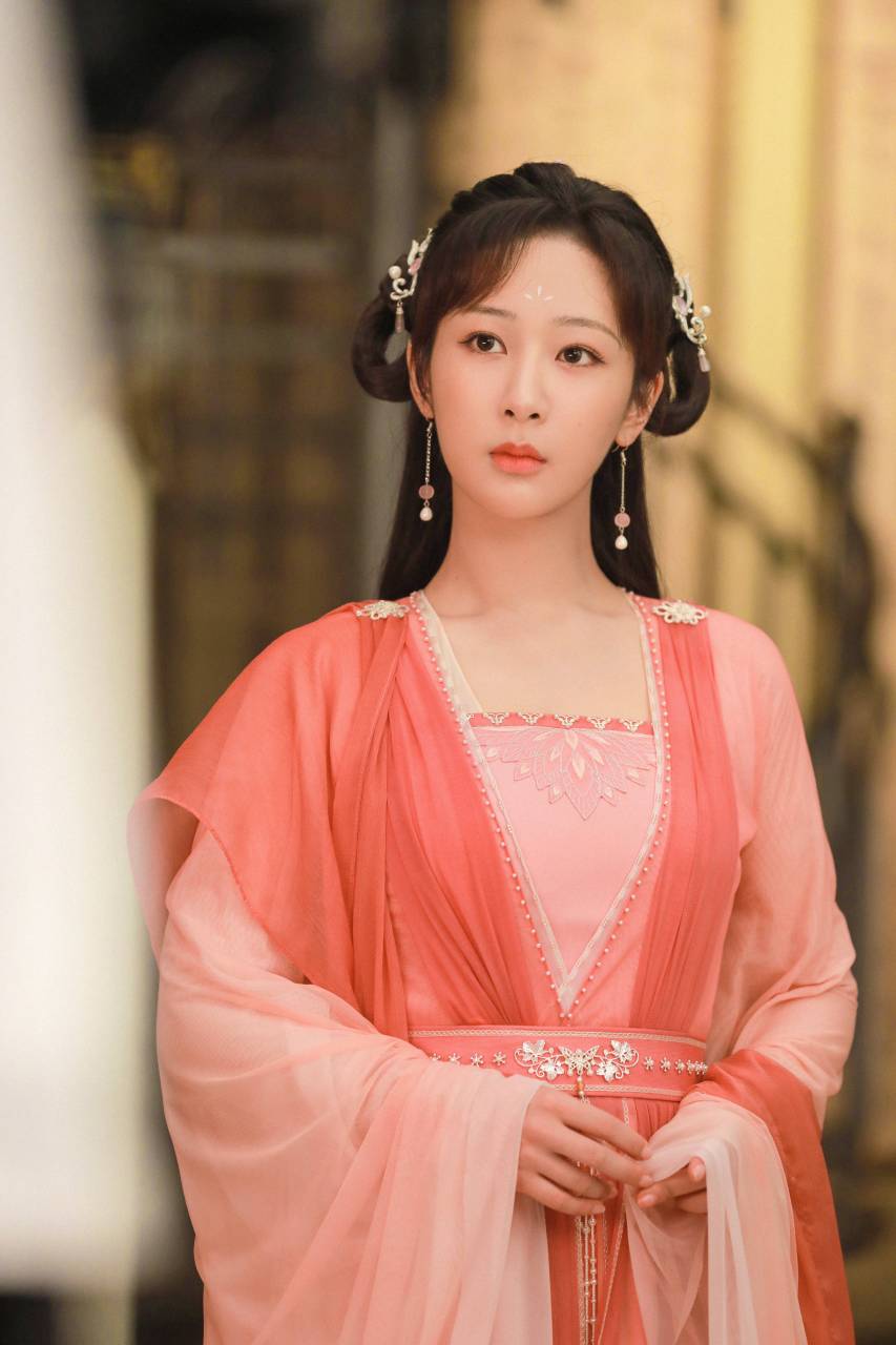 杨紫工作室分享了一组古装剧照,图中杨紫穿着淡粉色古装,长发及腰