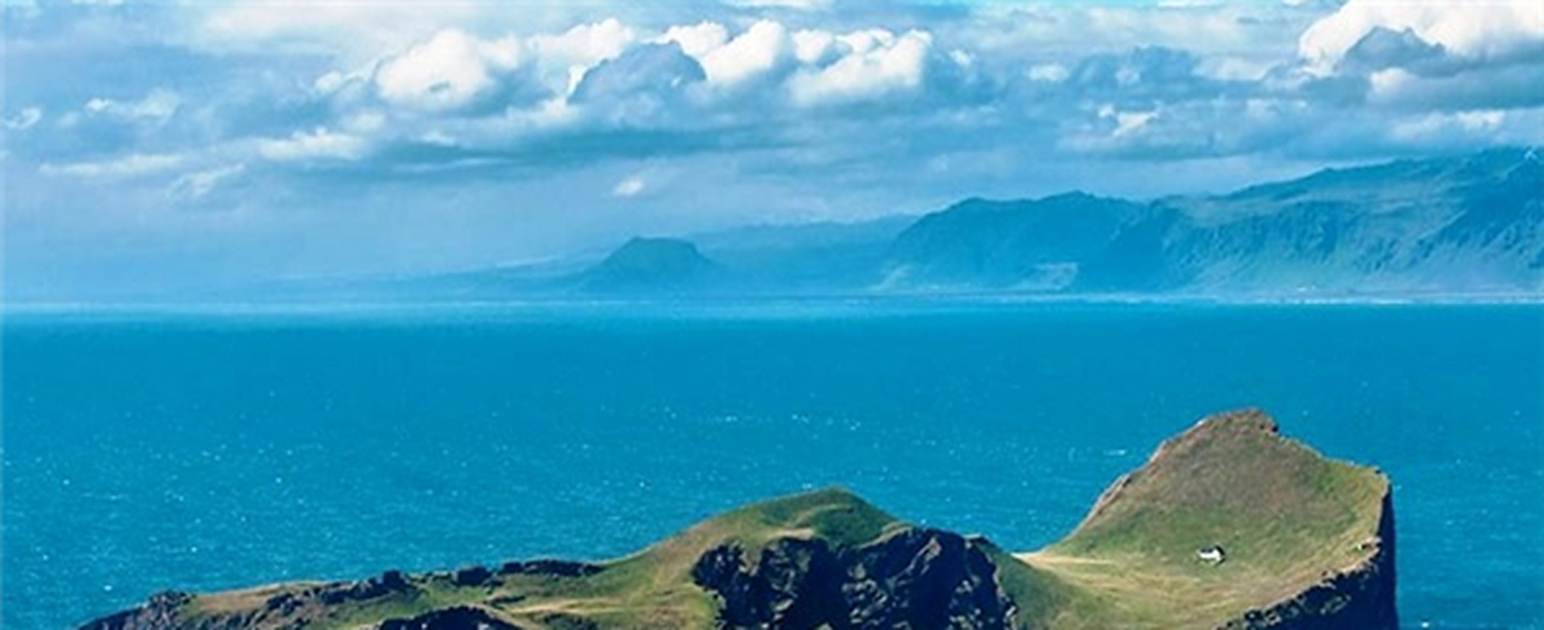 艾丽迪岛位于冰岛南海岸,岛屿的总面积仅有45万平方米,四周都是蔚蓝的