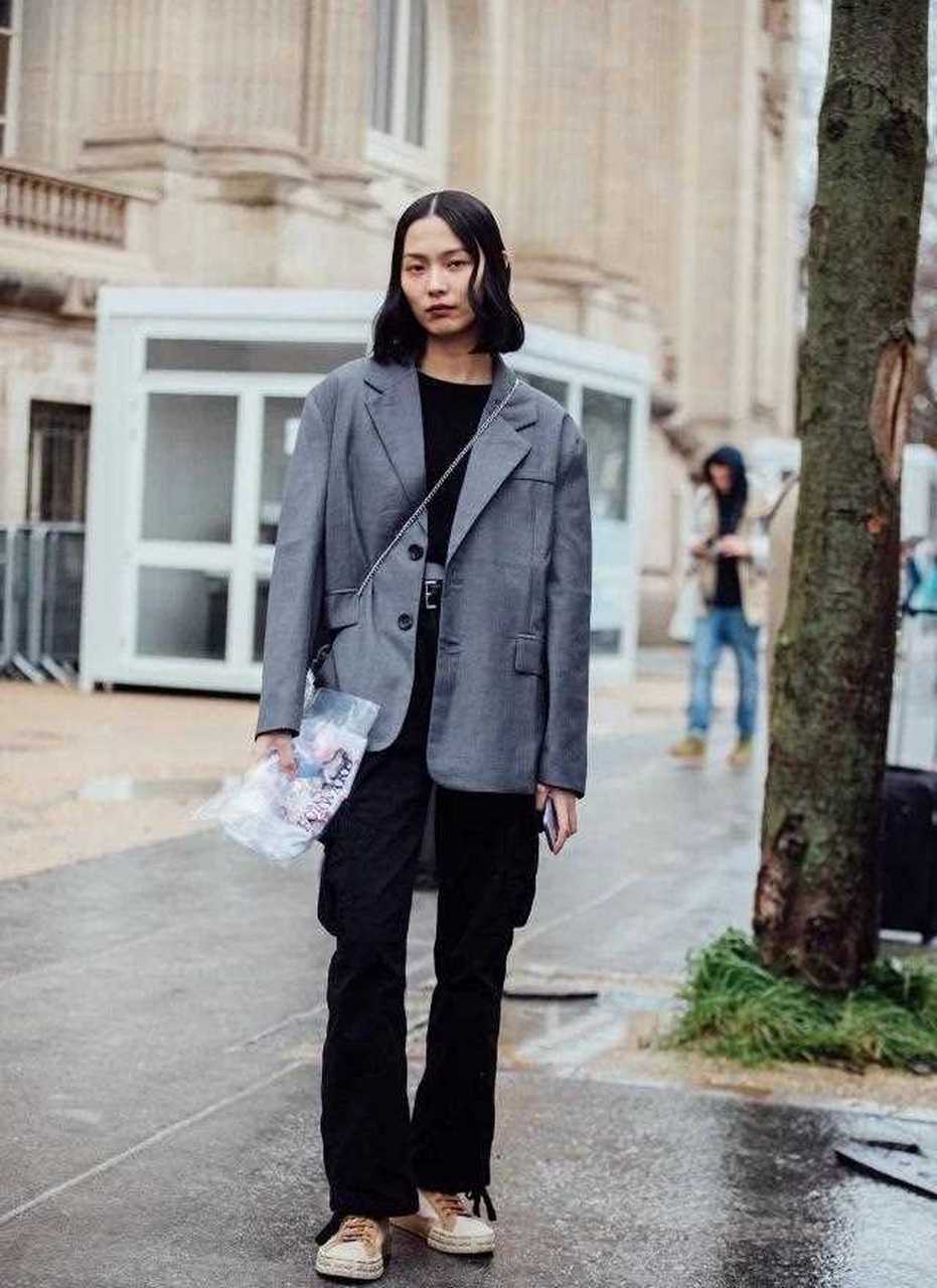 宋威龙的女友模特赵佳丽巴黎时装周秀后街拍,超级宽松的灰色西装,内搭