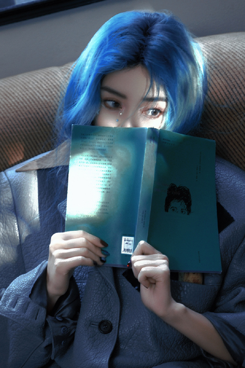 星闻#  蓝发的angelababy杨颖~ 展现不一样的另类美~ #秋天生活图 