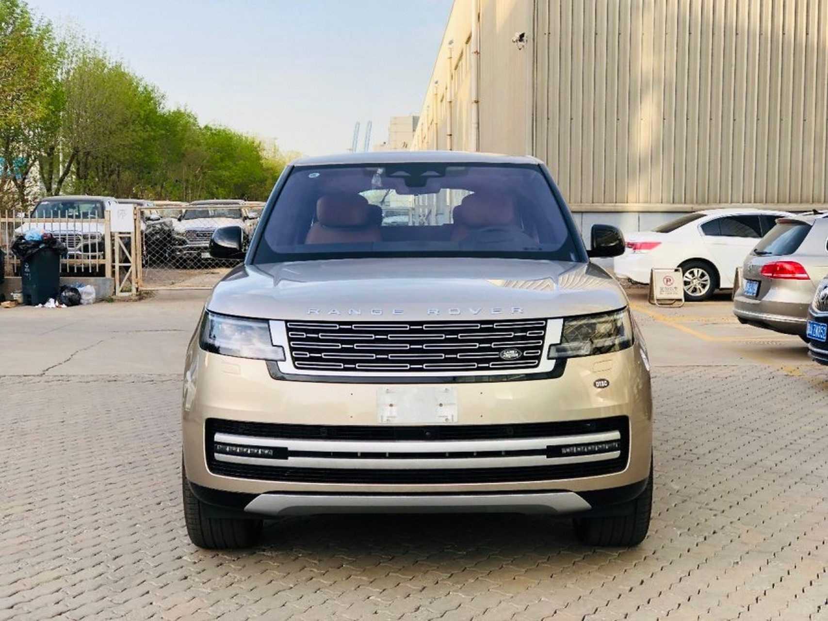 土豪车友提了辆落地价300多万的路虎揽胜,一起来看看他的用车体验吧!