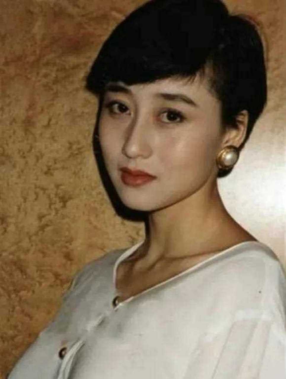 但翻看梁安琪年轻时候的颜值,憨厚带着温婉