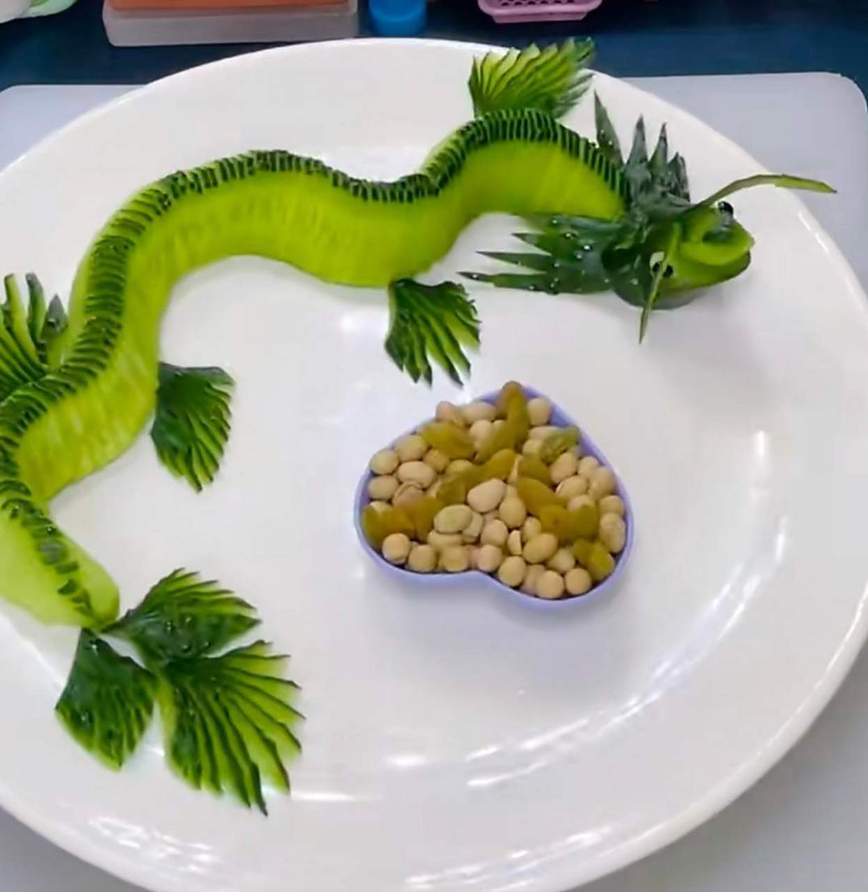 马上二月二了,龙抬头看我做的水果拼盘漂亮吧!