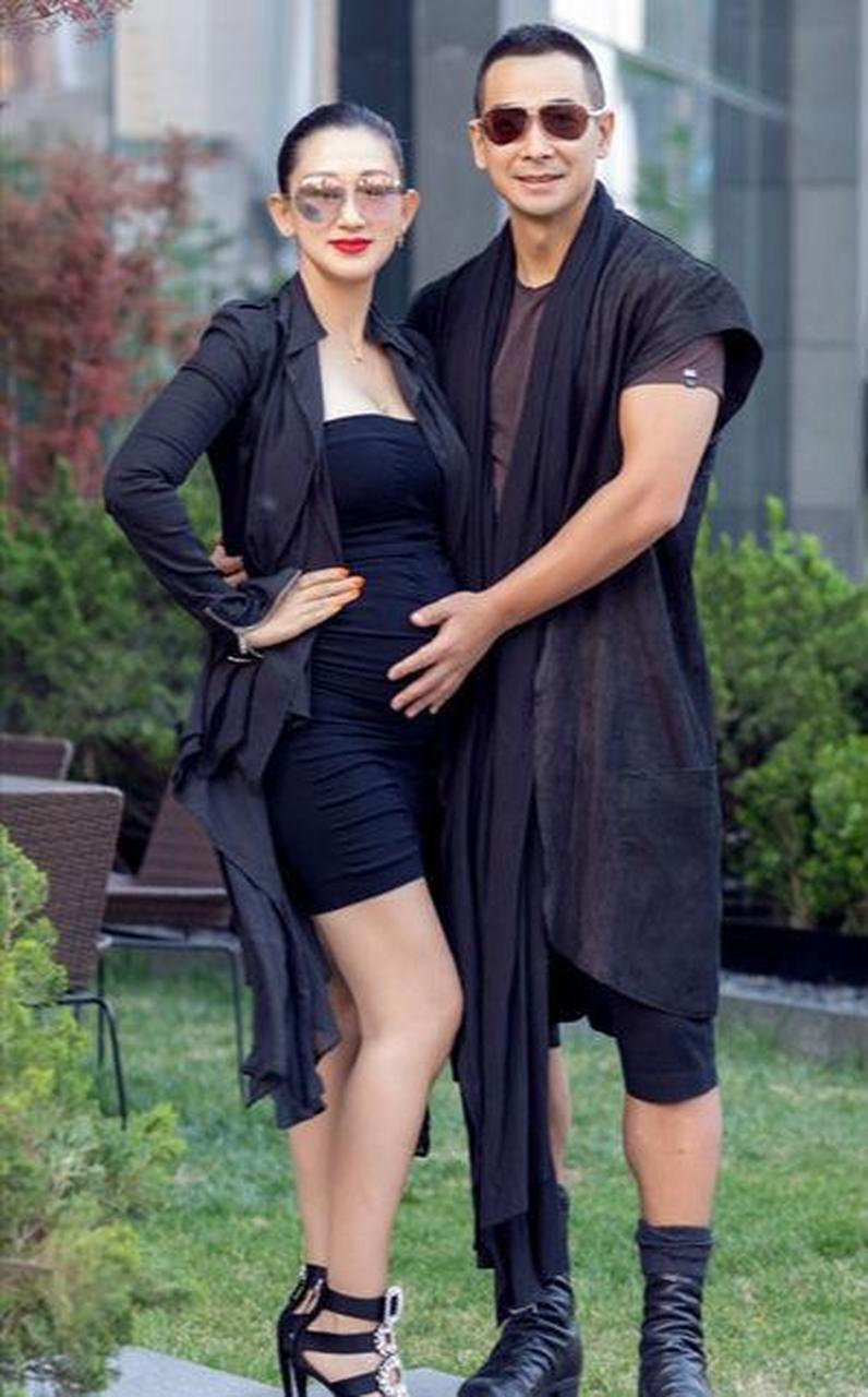 赵文卓就算牵着老婆,感觉也是一脸正气,张丹露风衣下,黑丝真俗