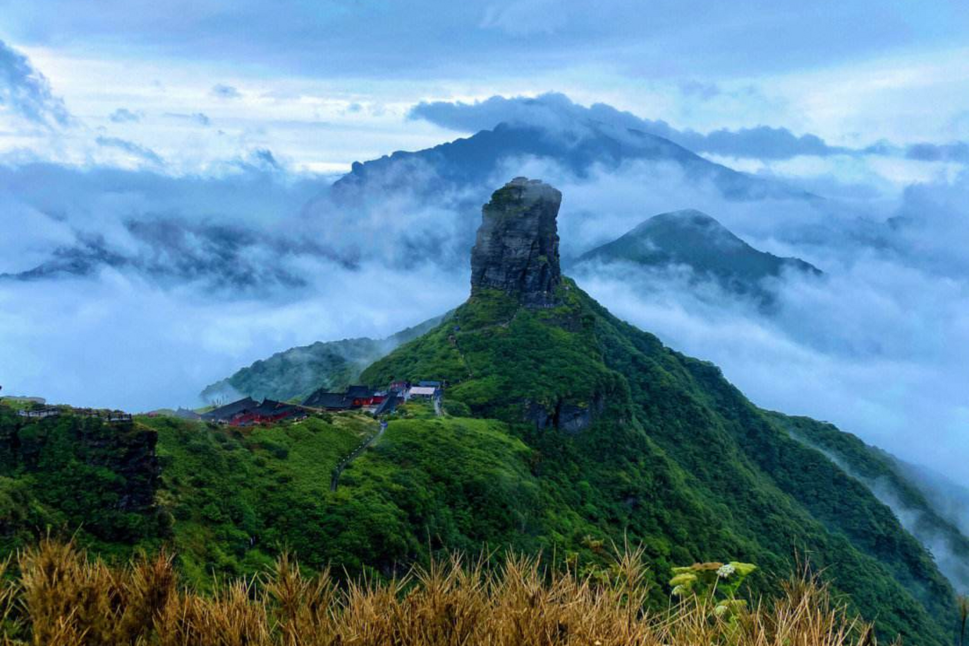 这里山势雄伟,层峦叠嶂,自明代起就是佛教圣地,有红云金顶和蘑菇石