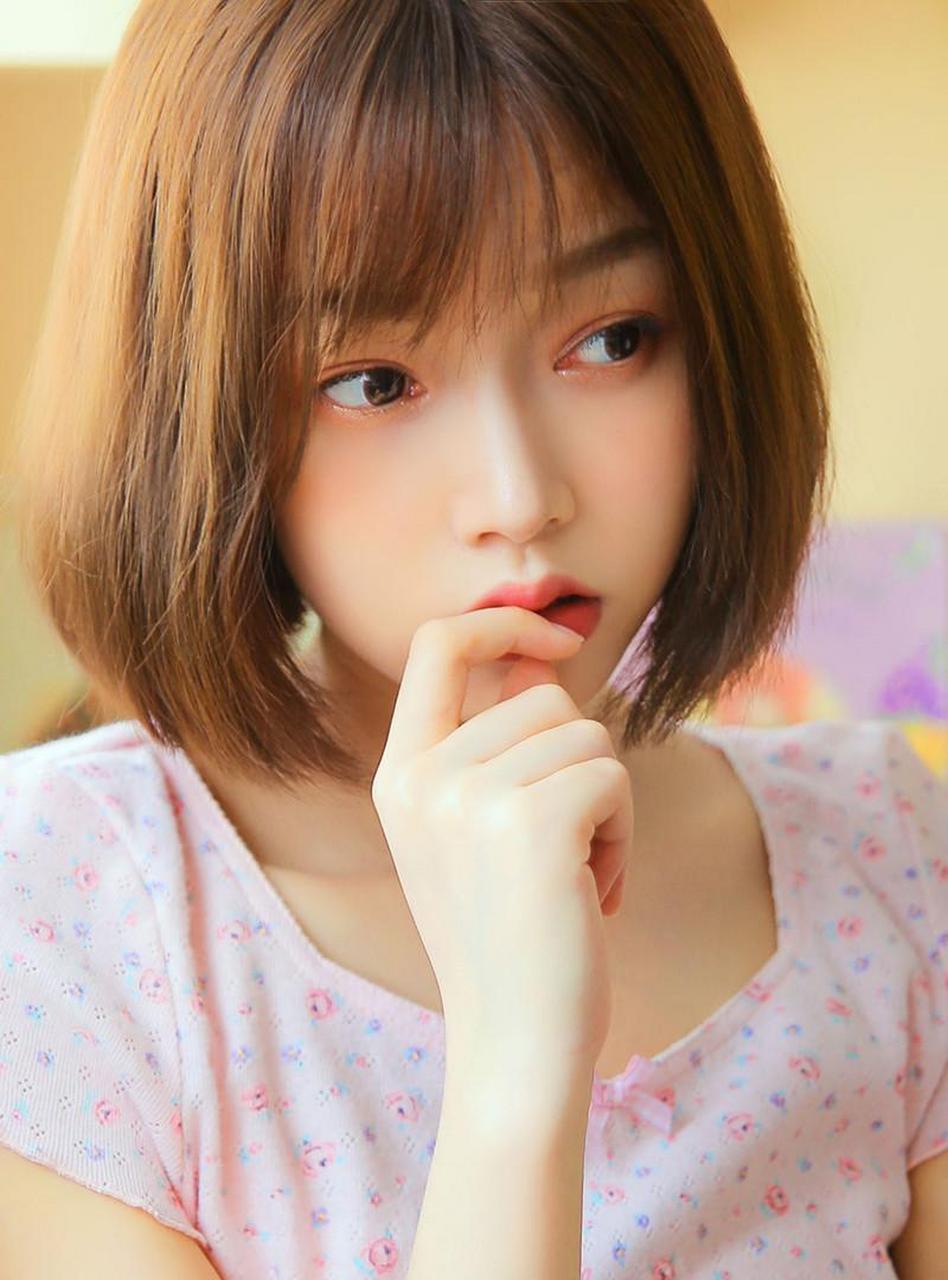短发清秀少女可爱写真