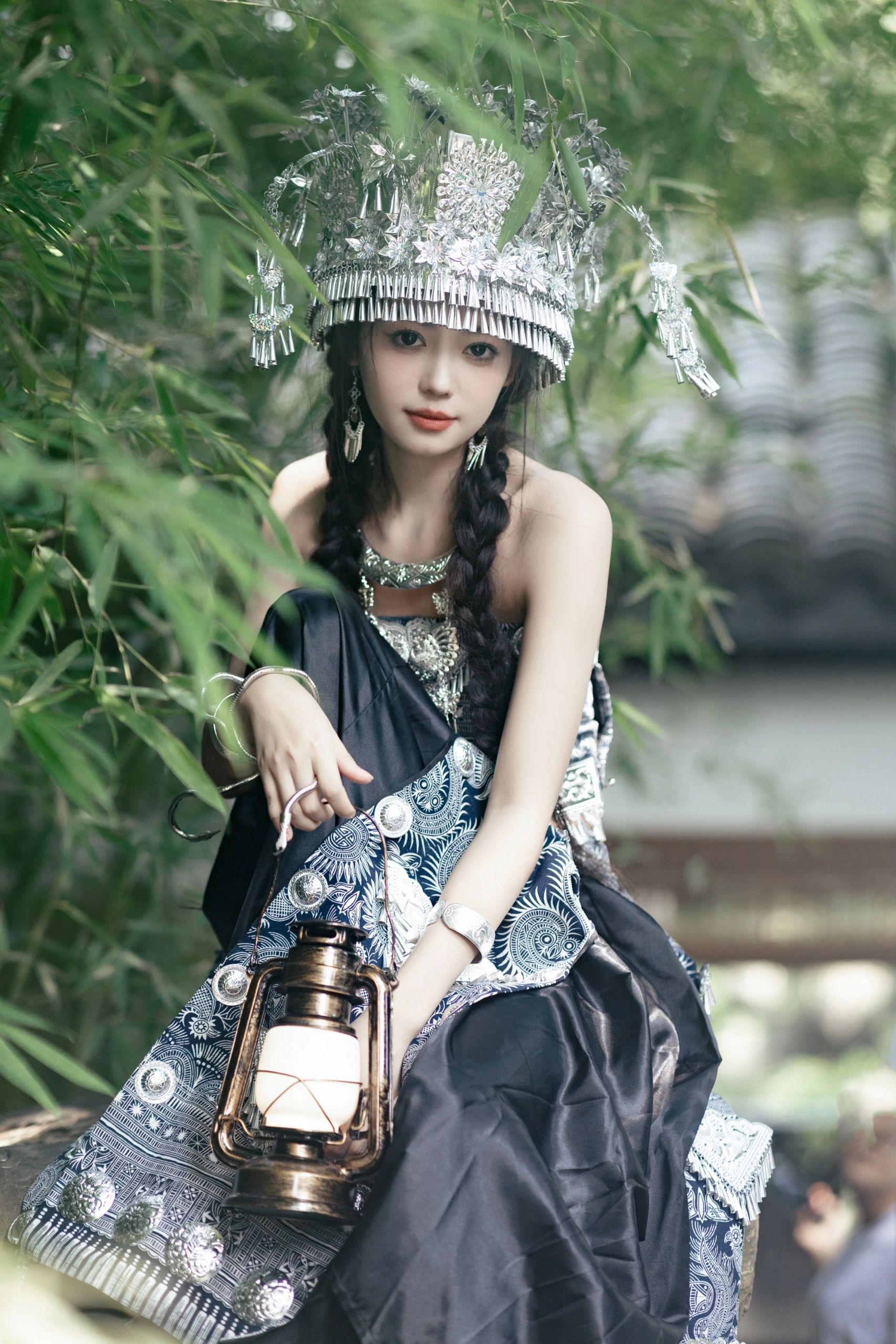 苗族圣女 朦胧夜色中苗寨阿妹手提马灯漫步在浪漫的夜灯之下闪闪
