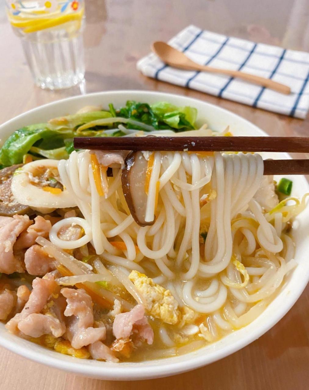 食材:干米粉100g,鸡蛋2个,肉丸3个,猪肉,豆芽,鲜香菇1个,胡萝卜,青菜