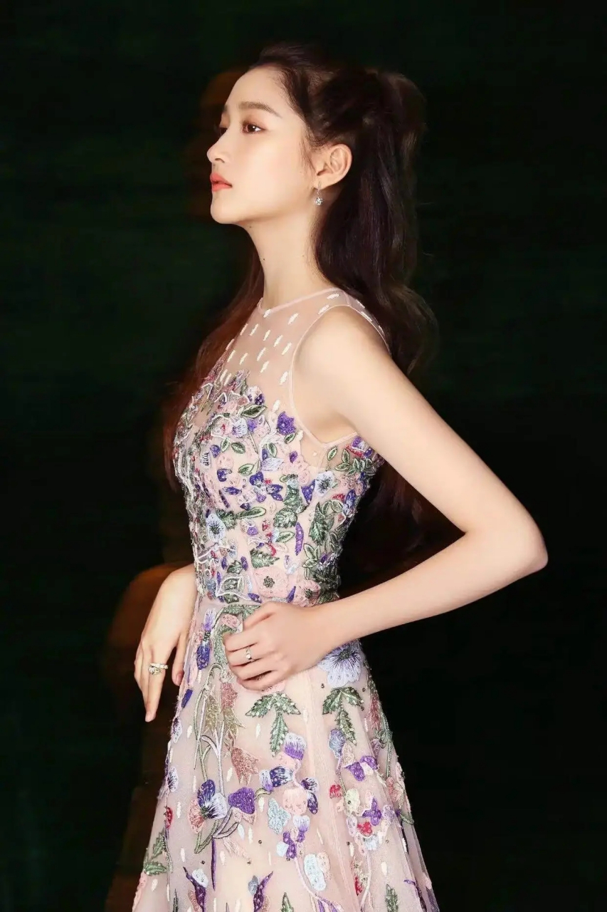 关晓彤气质真好,连"奶奶裙"也能轻松驾驭,太养眼了!