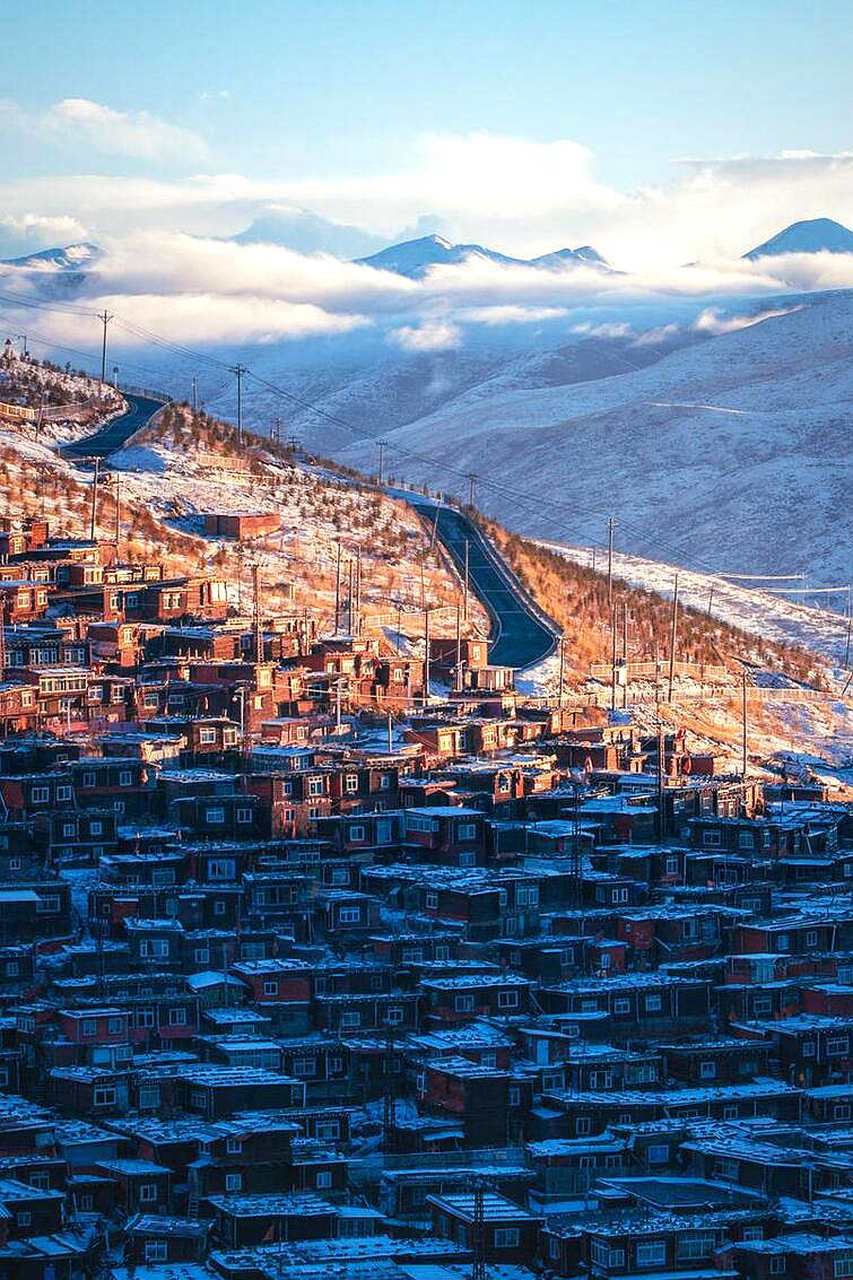 川藏线|色达,甘孜唯一的安多藏区  让色达成为网红旅行目的地的,是其