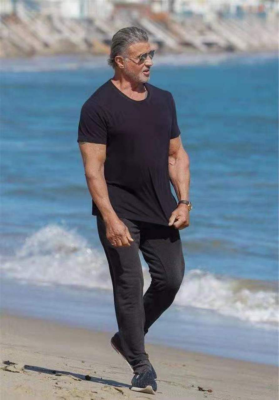 国际巨星史泰龙穿搭休闲随意,太接地气!