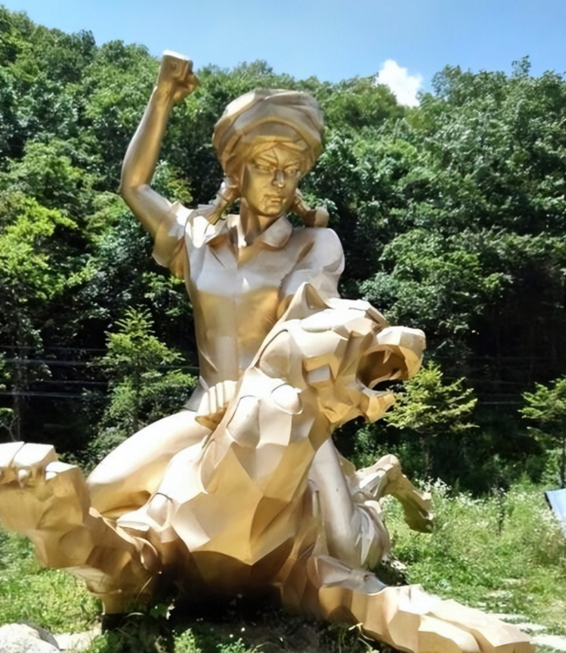 正当她想要方便的时候,就看到惊险的一幕