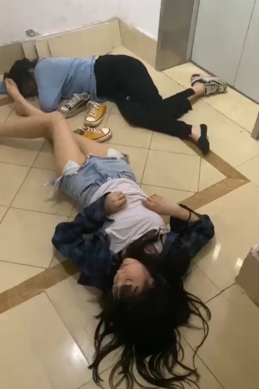 一次部门聚餐时,两名女同事被一群男同事灌醉.