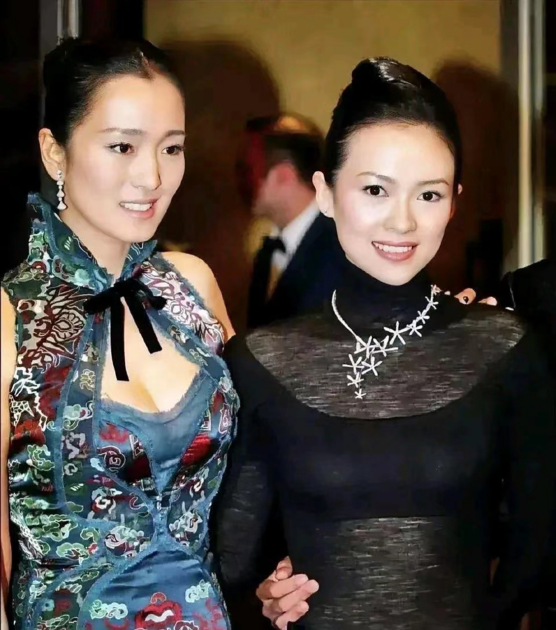 章子怡和巩俐,都是身材高大,但是脸蛋却很小,两位气质都很出众