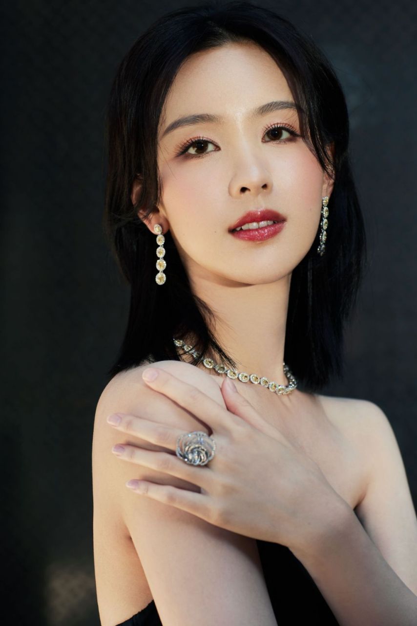 陈都灵身着抹胸黑衣连衣裙宛如黑天鹅般清冷美丽写真 #明星娱乐资讯