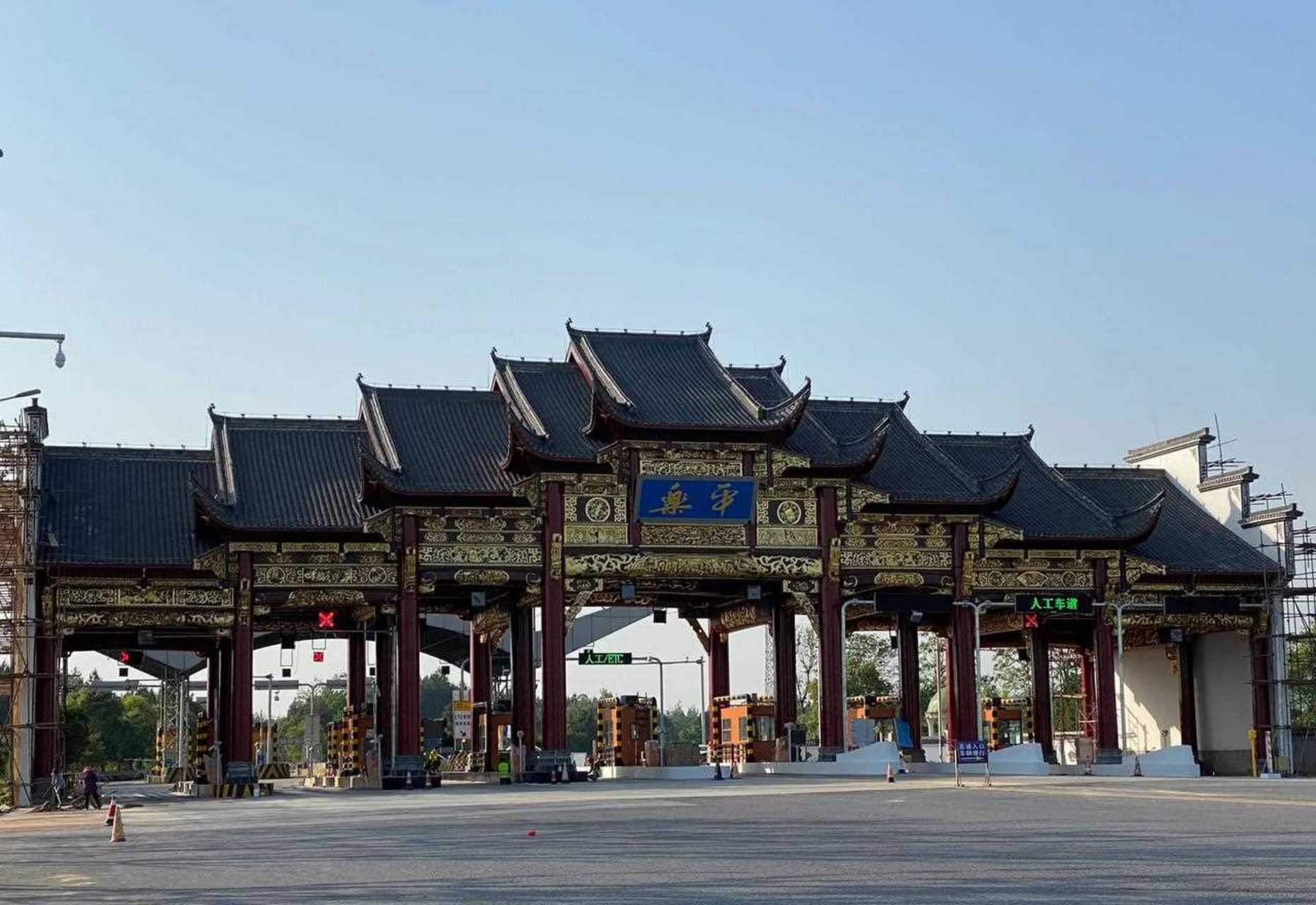 五一回江西老家的时候拍的收费站,乐平收费站大概是最有特色和韵味的