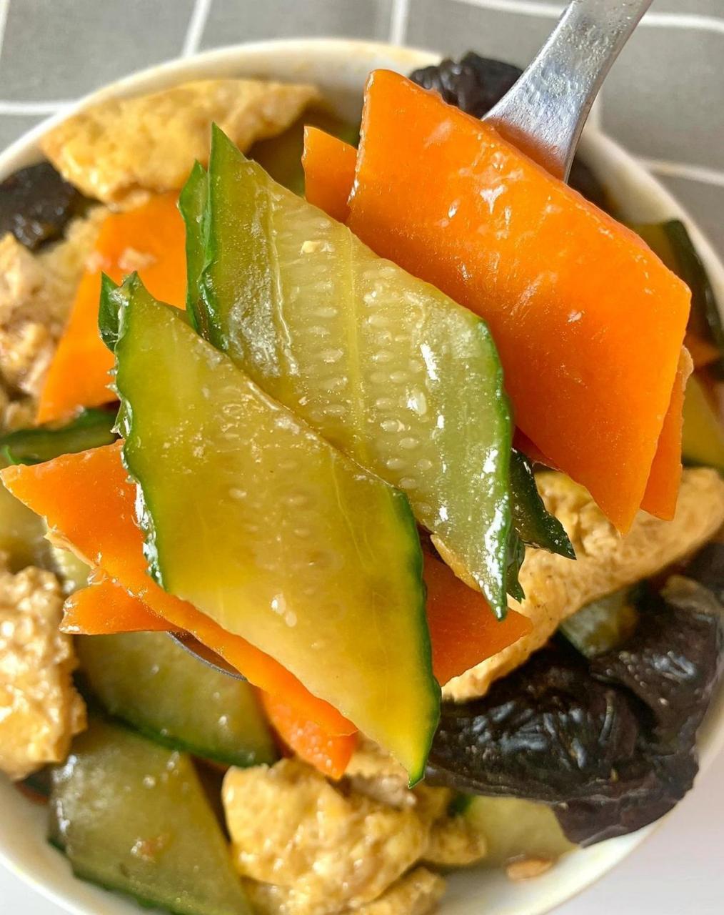 食材:黄瓜,胡萝卜,鸡蛋,木耳 做法简单: 黄瓜,胡萝卜切片