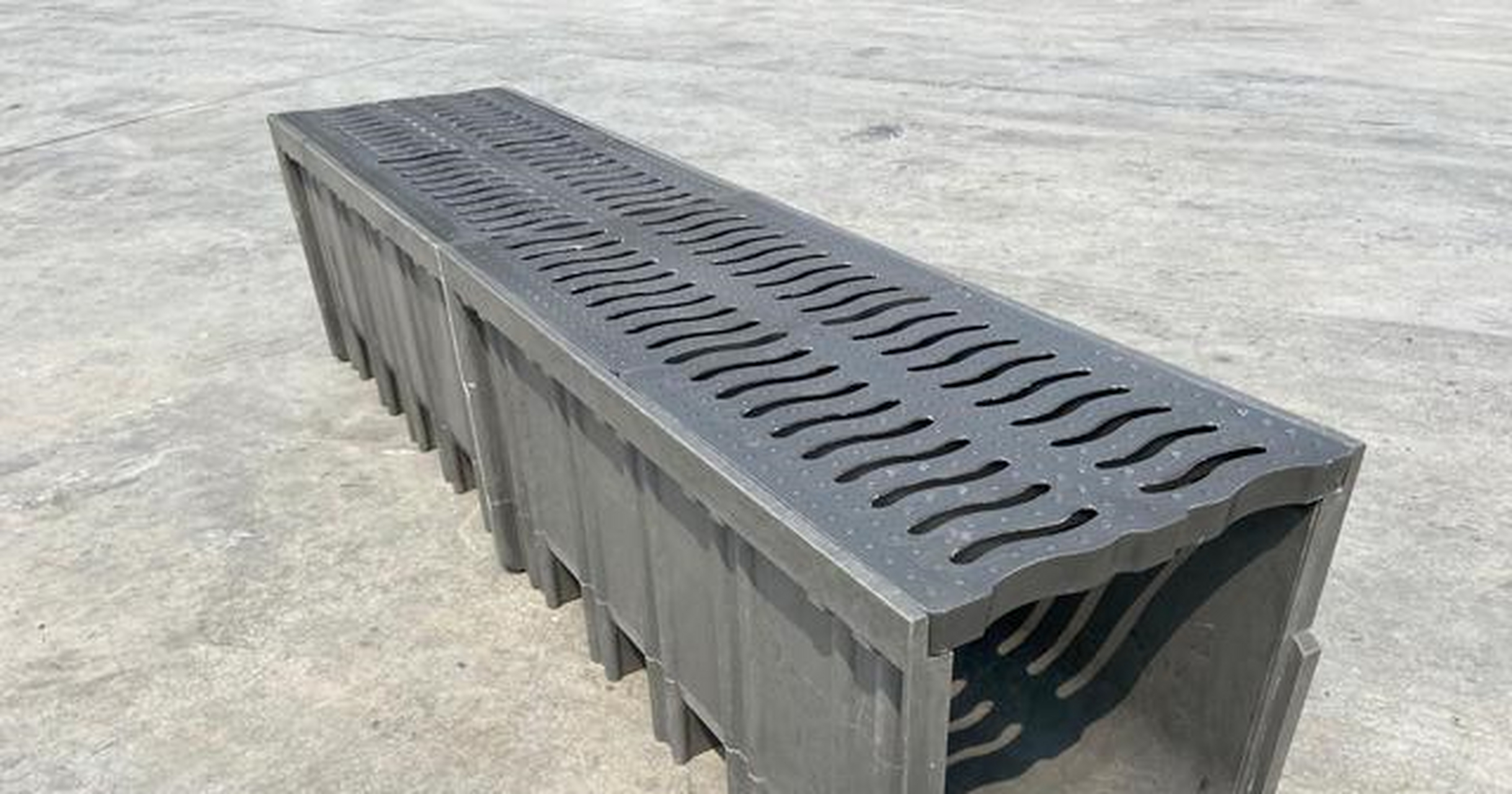 树脂排水沟施工进行中