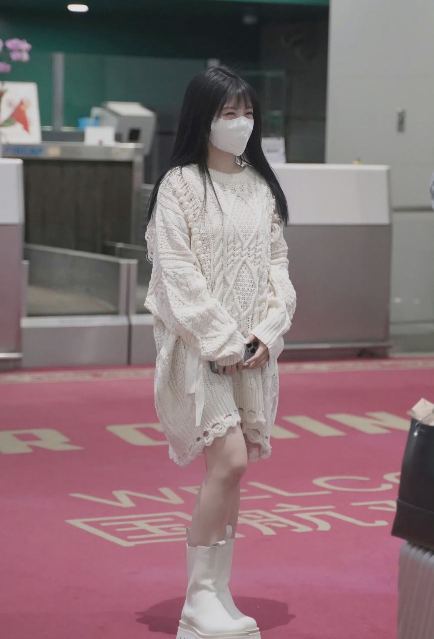 赖美云最新机场餐照,超大蝴蝶结装饰麻花针织毛衣搭配纯白色中筒靴,软