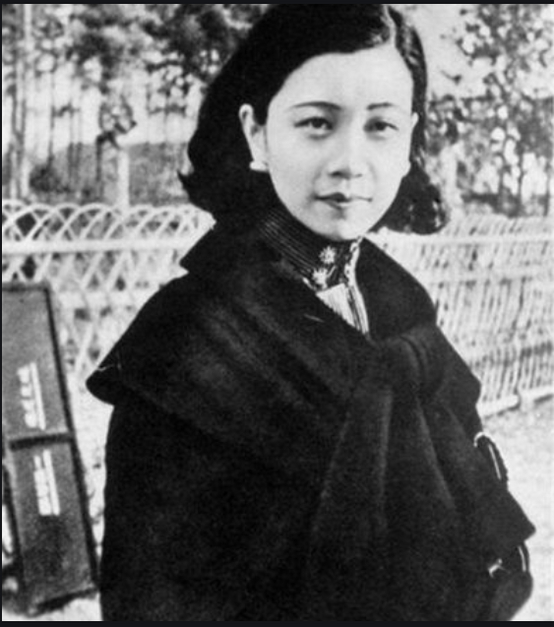 照片中,于凤至不仅搂着宋氏两姐妹的肩膀,而且她的表情相当有气势.