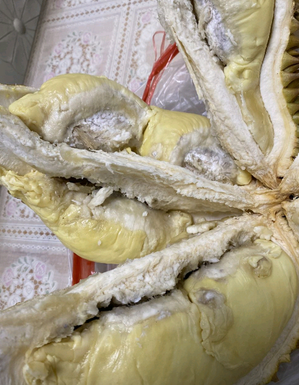 这榴莲是坏了吗,我怎么看着烂了,但摊主说就这样