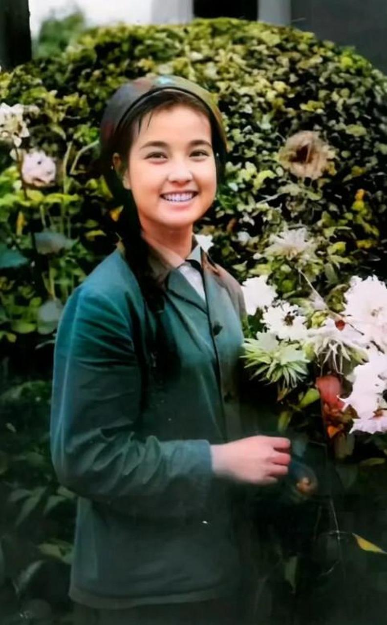 1972年,刚满20岁的刘晓庆穿着崭新的军装,考入到成都军区文工团.