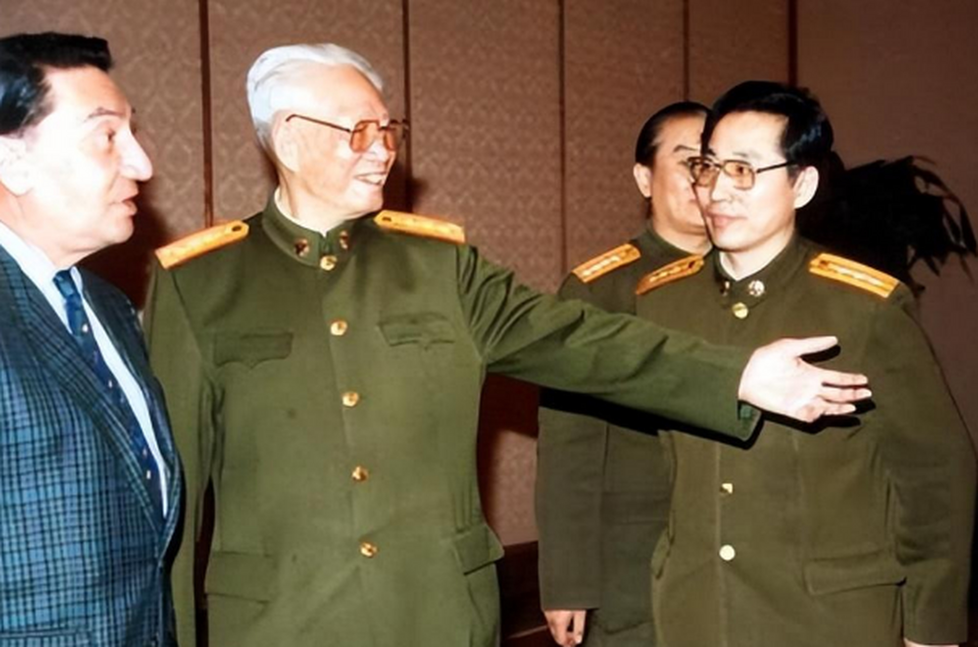 粟裕握着张震的手,开了一句玩笑说:总参作战部长来了,管全军打仗工作