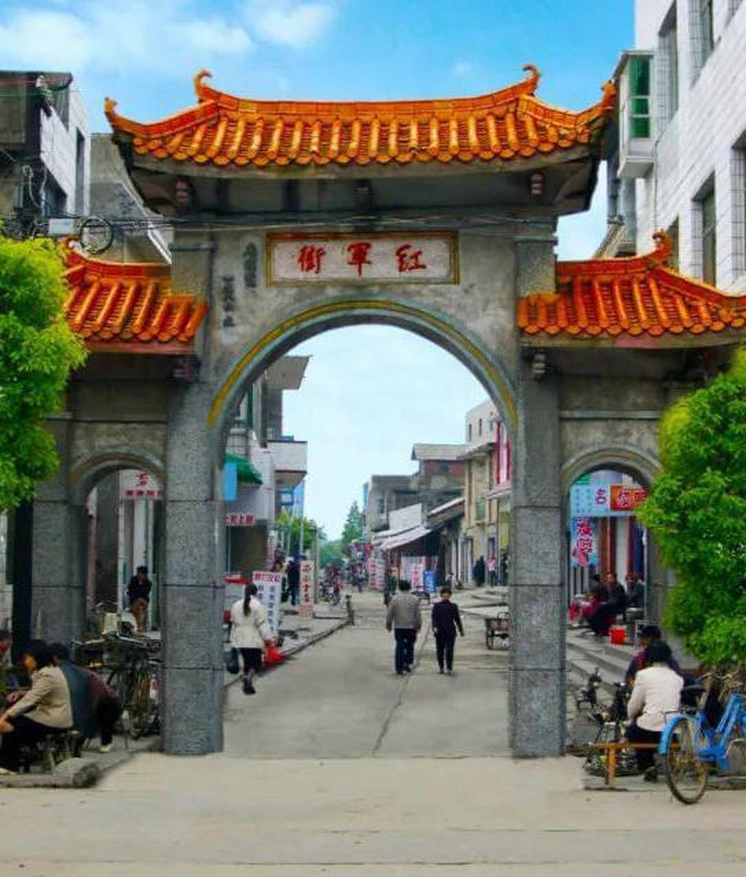 潜江红军街原名后街,位于熊口镇的中部,该街呈南北向贯穿整个熊口镇.