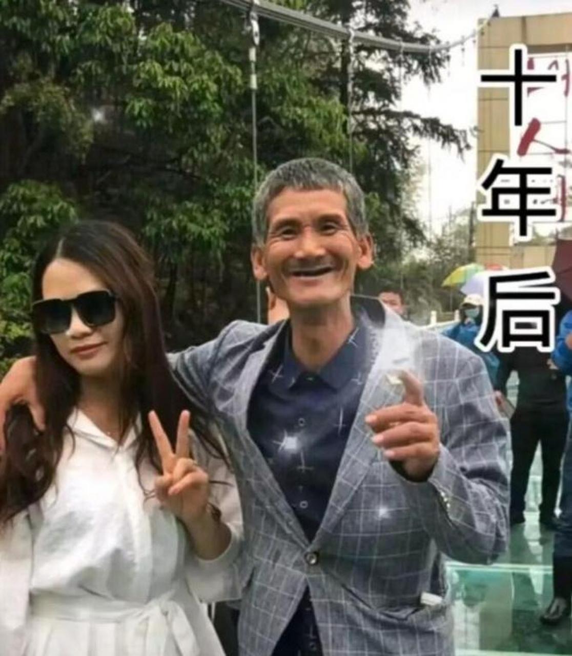 十年前风餐露宿,十年后香车美女,这老头忒励志了 #搞笑趣味图