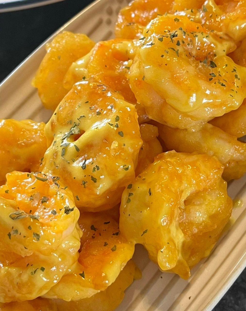 上桌秒空的芥末虾球[鸡蛋]简单又好吃 摆盘来点欧芹碎 颜值也很高