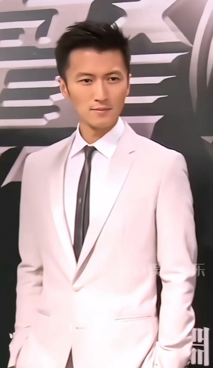 谢霆锋穿白西服出席活动亮相,这身太帅了,干干净净,利利索索,43岁颜值