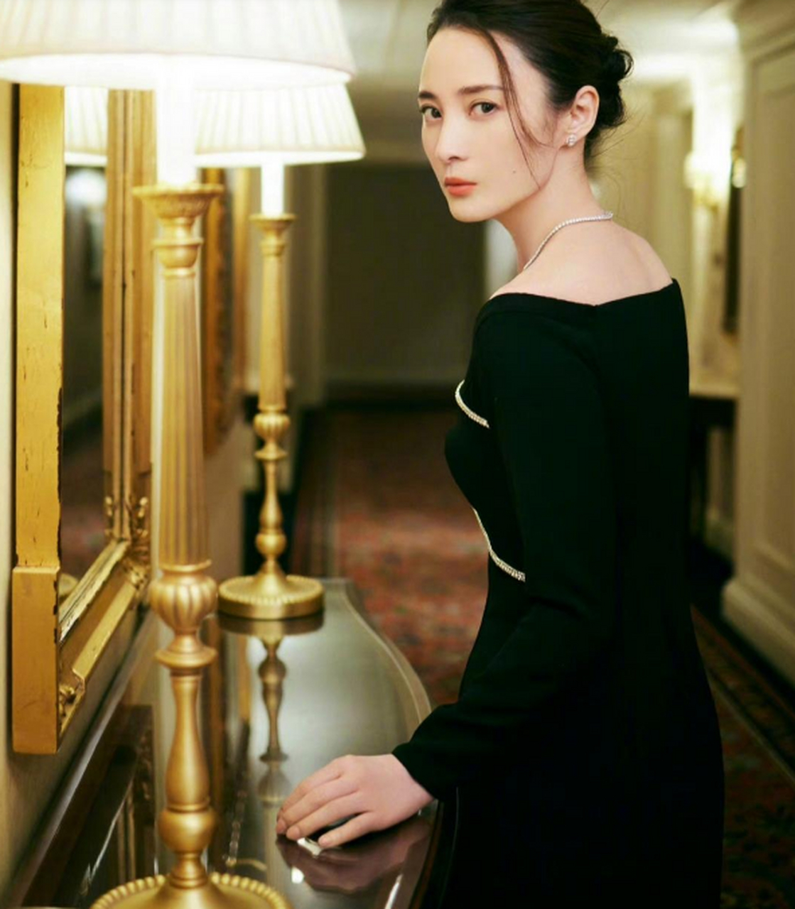 蒋勤勤出席活动,穿黑色低胸连衣裙,展现的那种优雅和古典气质,好贵气.