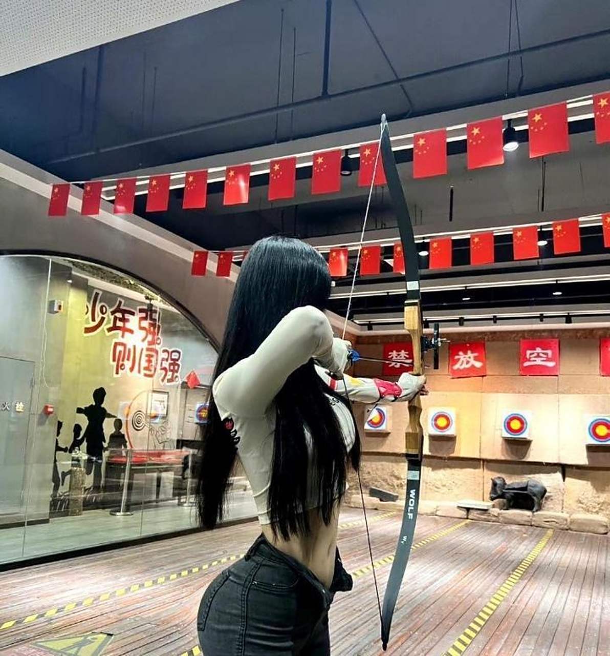 美女射箭的时候为什么要把裤子解开,谁知道原因?