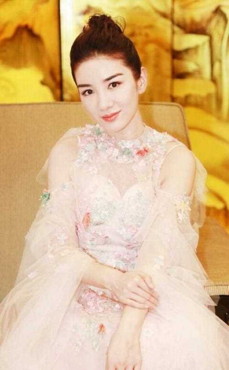 在《星空演讲》里,黄奕很坦然的讲述了自己的经过,第二段婚姻于她而言