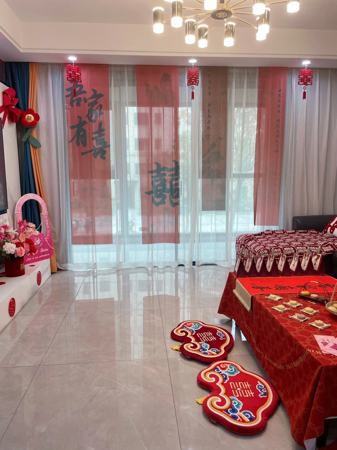 我想为我的婚房客厅进行布置,想要出片且好看.