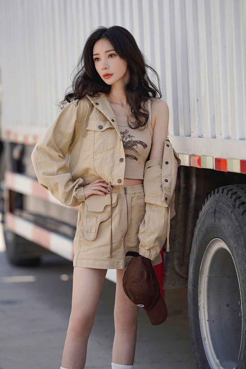 短裤白袜很清纯 减肥成功之后的她颜值没降,身材却缩水了,可惜了