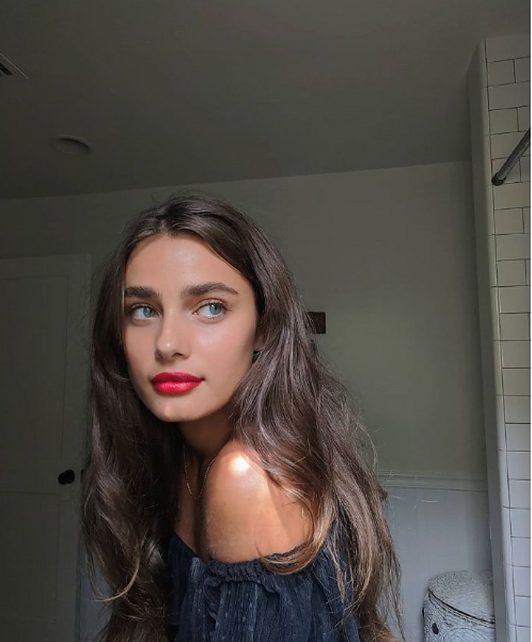 超模小泰山taylor hill泰勒·希尔最新美照,小姐姐画着精致的妆容搭配