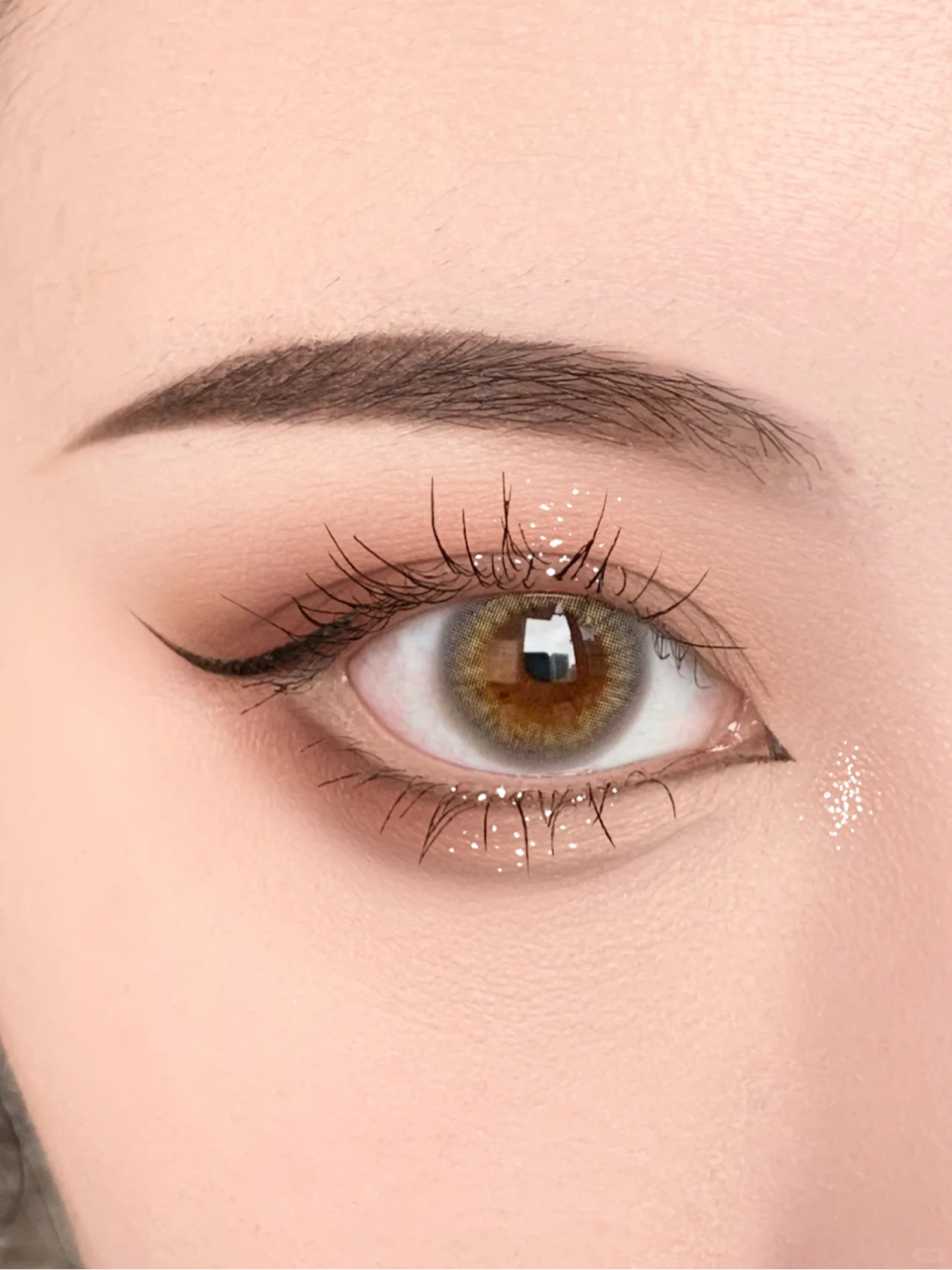 奶咖色系的眼影搭配全包眼线 妆感不重 而且真有种混血感~ 日常出门