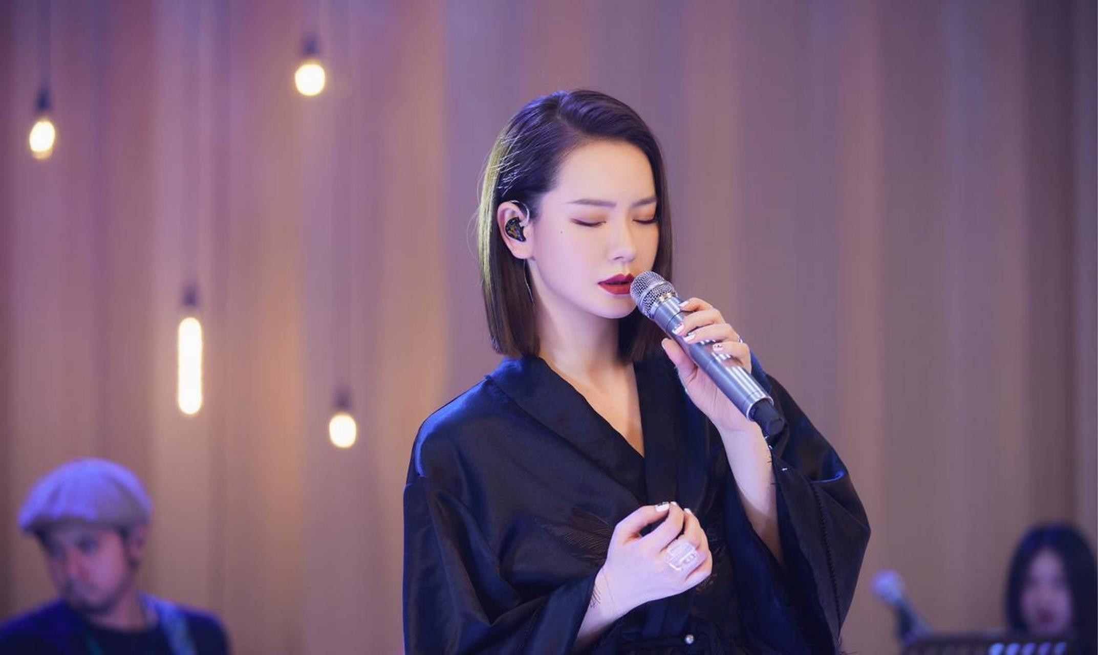 戚薇晒出齐肩短发新造型,与粉丝庆"兔子节"[憧憬]"用久违的短发来过