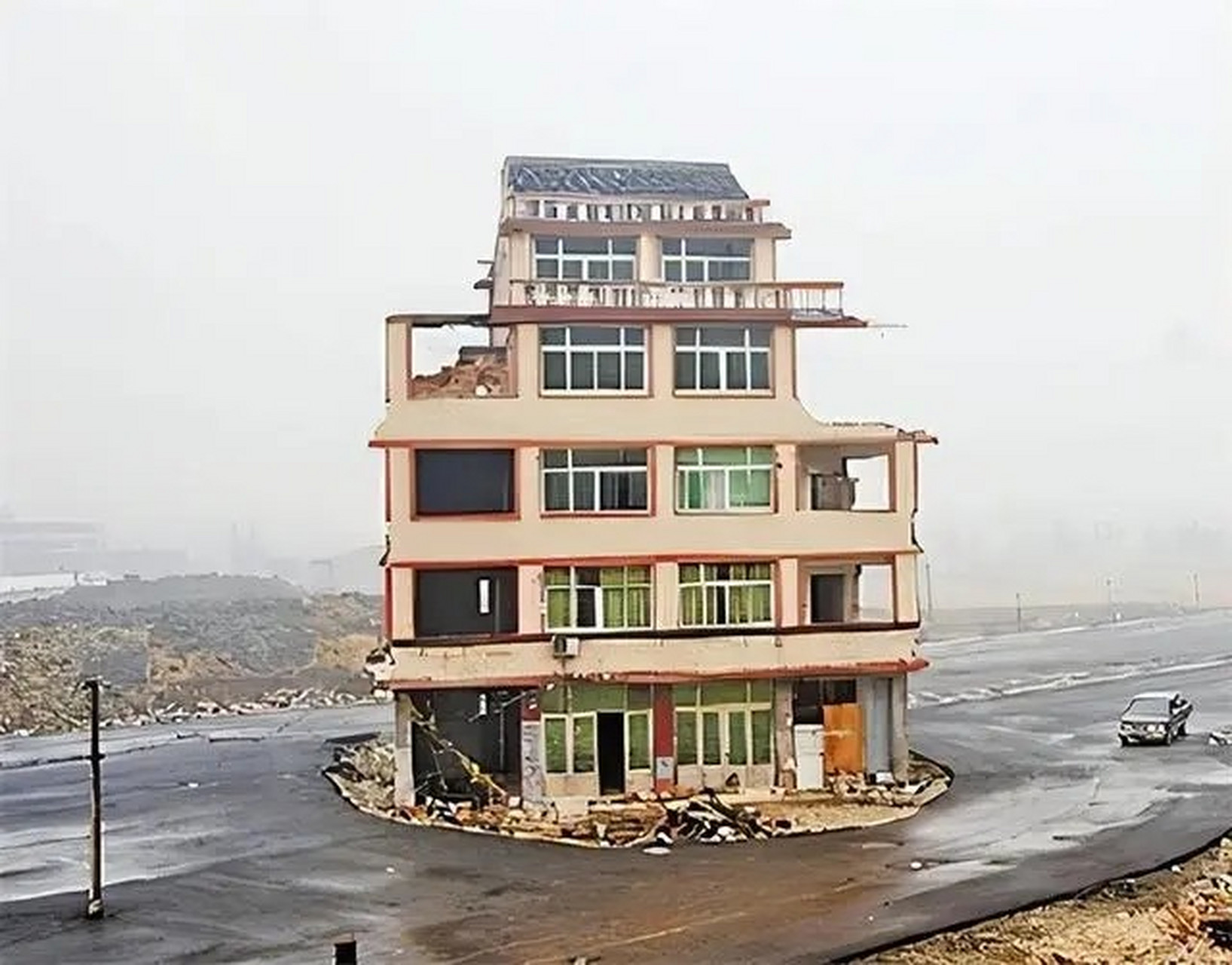 "浙江温岭,他被说知名钉子户,因不满拆迁补偿方案,硬是在火车站门口堵