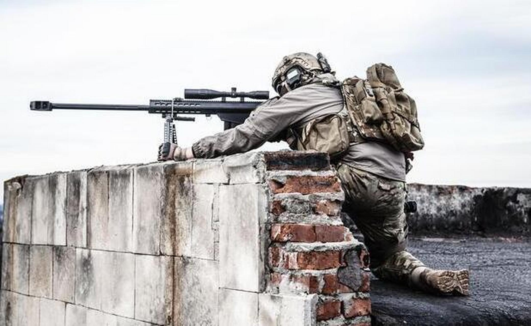 世界排名第一的狙击手是西蒙·海耶,他来自芬兰.