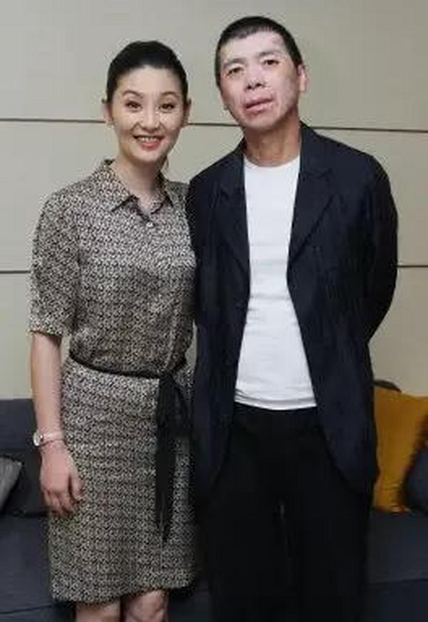 gif创作人 有一次徐帆接到一个信息,发现老公冯小刚一下花了2000